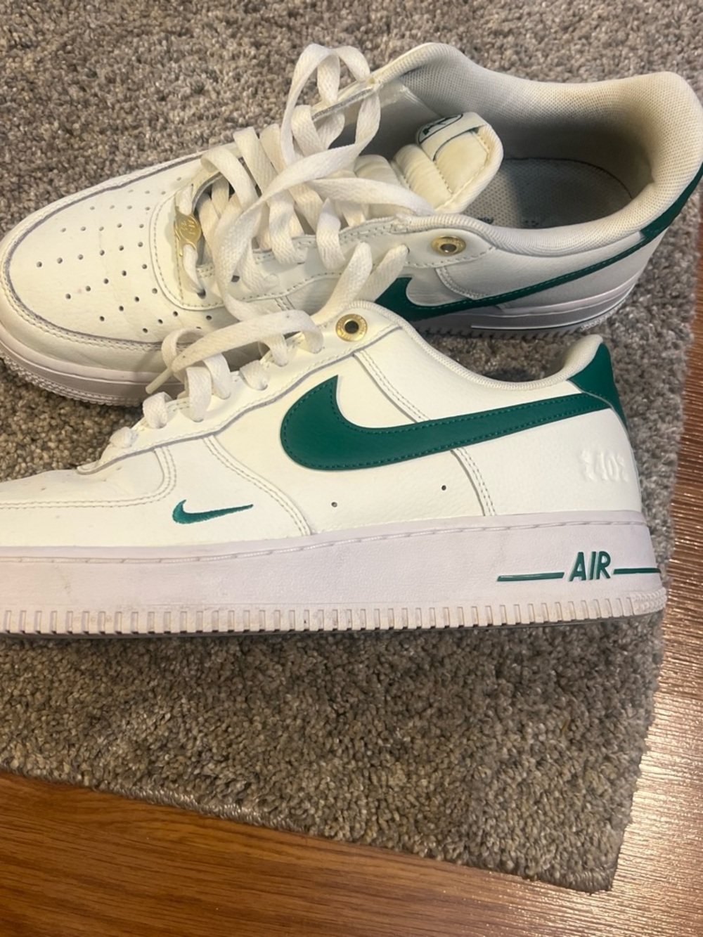 Nike White Low-Top Sneaker with Teal Accent